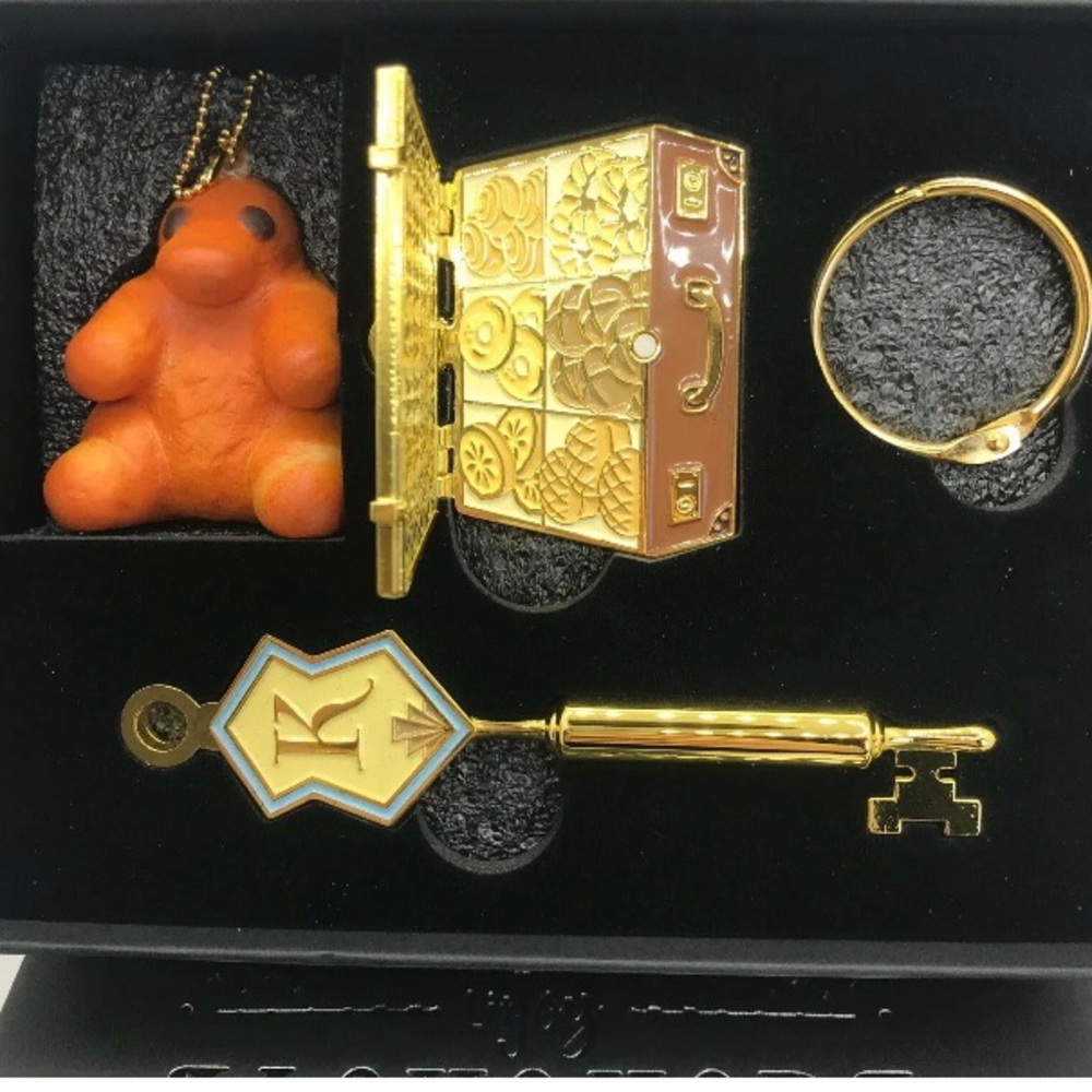 New Harry Potter Fantastic Beasts Kowalski's Bakery Alohomora Key Set. Niffler.